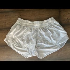 Lululemon hotty hot low-rises lined short size 6